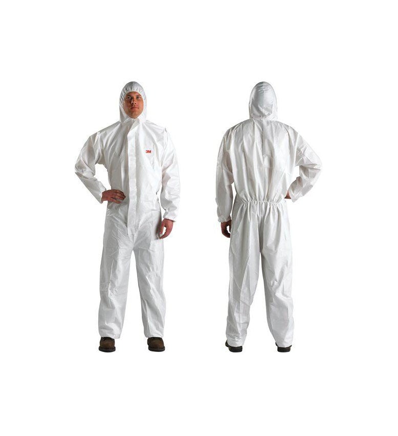 Man met de witte 3M Beschermende Overall 4510 aan