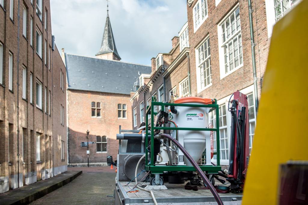 Een Sponge-Jet 170-SJ Feed Unit™ in gebruik in een stad