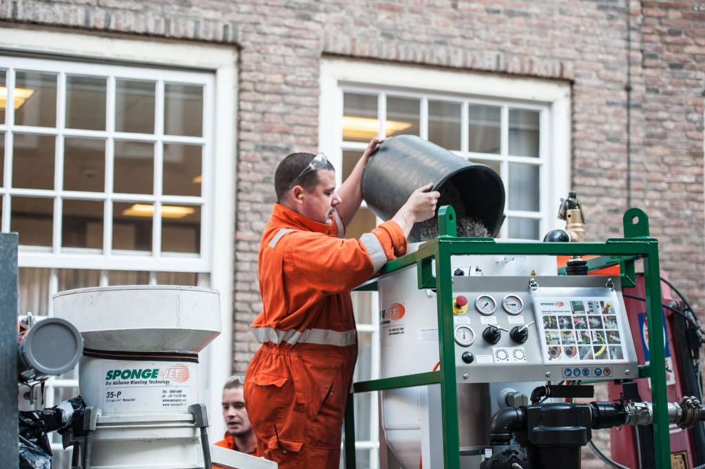 De Sponge-Jet 170-SJ Feed Unit™ wordt bijgevuld met SpongeMedia