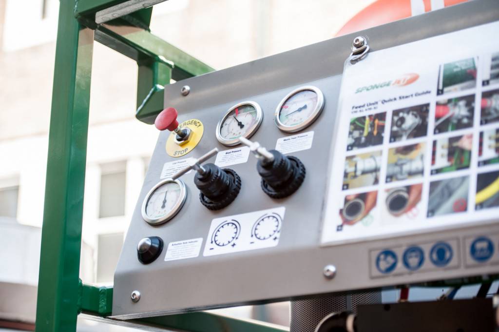 Het bedieningspaneel van de Sponge-Jet 170-SJ Feed Unit™