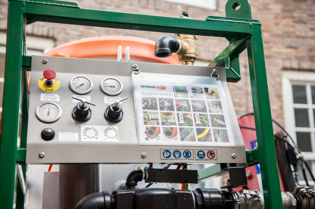 Het bedieningspaneel van de Sponge-Jet 170-SJ Feed Unit™ met quick start guide